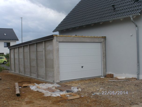 Rohbau mit Garagentor
