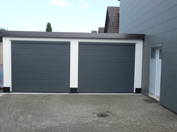 Moderne Garage mit 2 Toren
